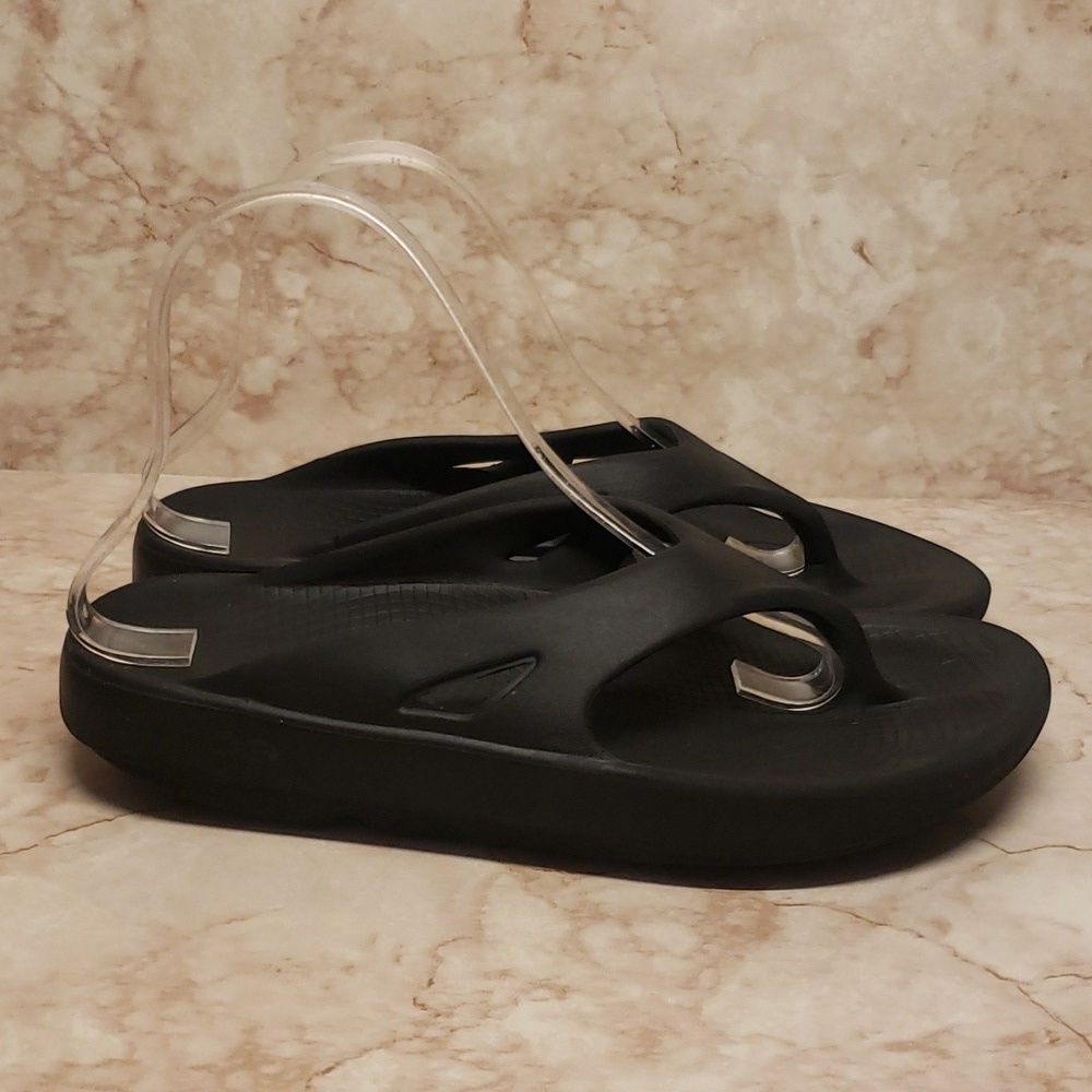 Oofos Black Rubber Toe Hook Unisex Sandals - Picture 2 of 5